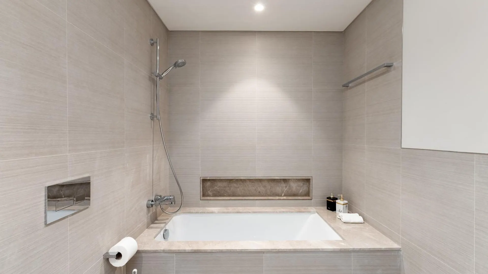 Neyazi Homes - Elegant 1Br Apartment In Grande, Downtown, Dubai